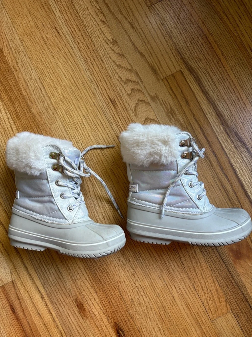 London Fog size 9 Kids Iridescent Silver-Gray Faux Fur Winter Boots